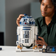 Ilustración para el artículo titulado Este enorme R2-D2 de Lego tiene 2.300 piezas y es el androide que estás buscando
